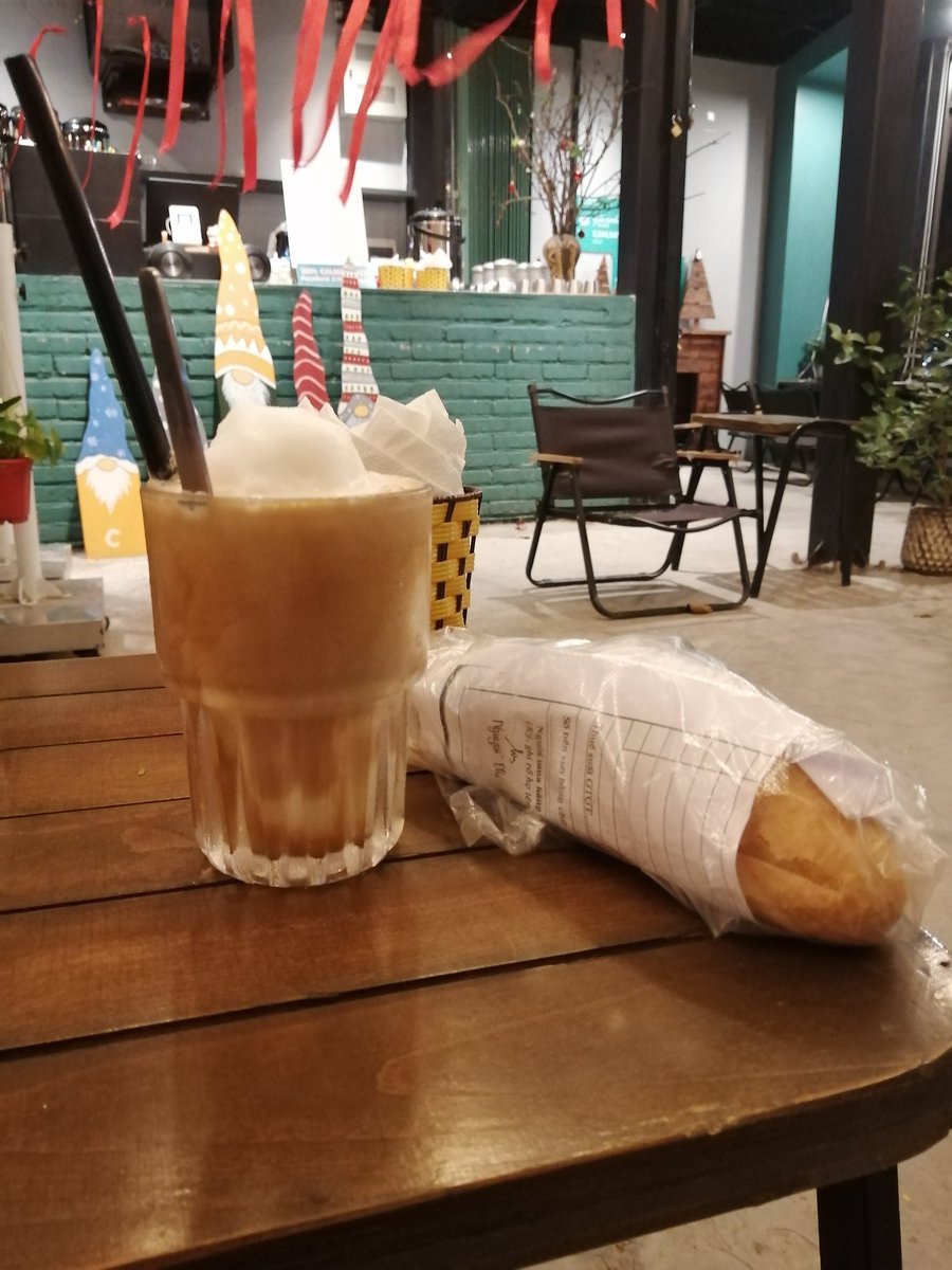 yukippe1's tweet photo. 本日2度目のカフェ。
お昼ごはん食べ過ぎ&遅すぎたので、夕飯はバインミー。
#calmo coffee & more https://t.co/5O8Dn4mO3j