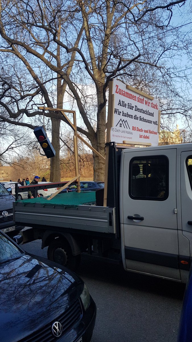 Auch wenn ich die Landwirt:innen, Handwerker:innen, etc. zum Teil verstehe, kann man wieder nur kotzen, wenn man auf Dresdens Straßen überall AfD, Freie Sachsen und solche Bilder sieht #dd0801 #Bauernaufstand #Bauernproteste
