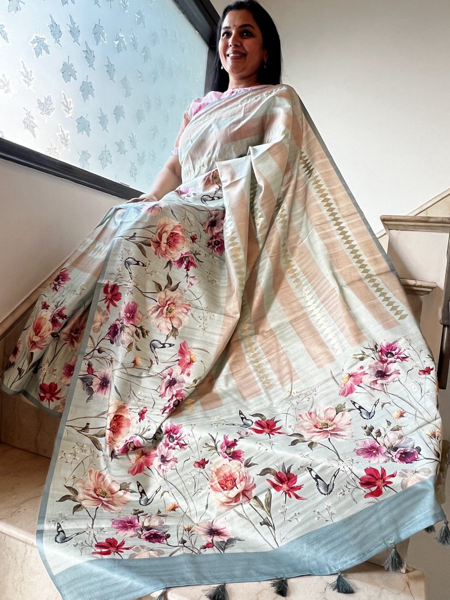 sohumsutras's tweet image. Draped in tales of ethereal charm, my tussar saree weaves a narrative of sophistication.  
For more details, contact us on:
WhatsApp +919810530027. ( wa.me/message/IMETRH… )
OR
linktr.ee/sohum_sutras #TussarElegance #FloralFinesse #DigitalPrintMagic #SareeLove #StripedCharm