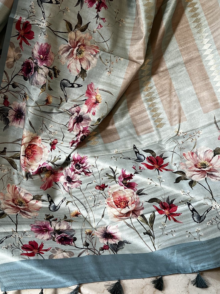 sohumsutras's tweet image. Draped in tales of ethereal charm, my tussar saree weaves a narrative of sophistication.  
For more details, contact us on:
WhatsApp +919810530027. ( wa.me/message/IMETRH… )
OR
linktr.ee/sohum_sutras #TussarElegance #FloralFinesse #DigitalPrintMagic #SareeLove #StripedCharm