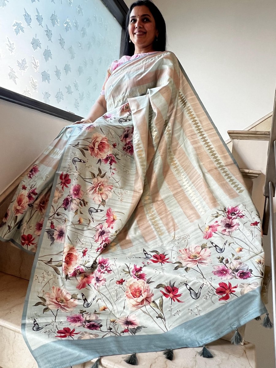 sohumsutras's tweet image. Draped in tales of ethereal charm, my tussar saree weaves a narrative of sophistication.  
For more details, contact us on:
WhatsApp +919810530027. ( wa.me/message/IMETRH… )
OR
linktr.ee/sohum_sutras #TussarElegance #FloralFinesse #DigitalPrintMagic #SareeLove #StripedCharm