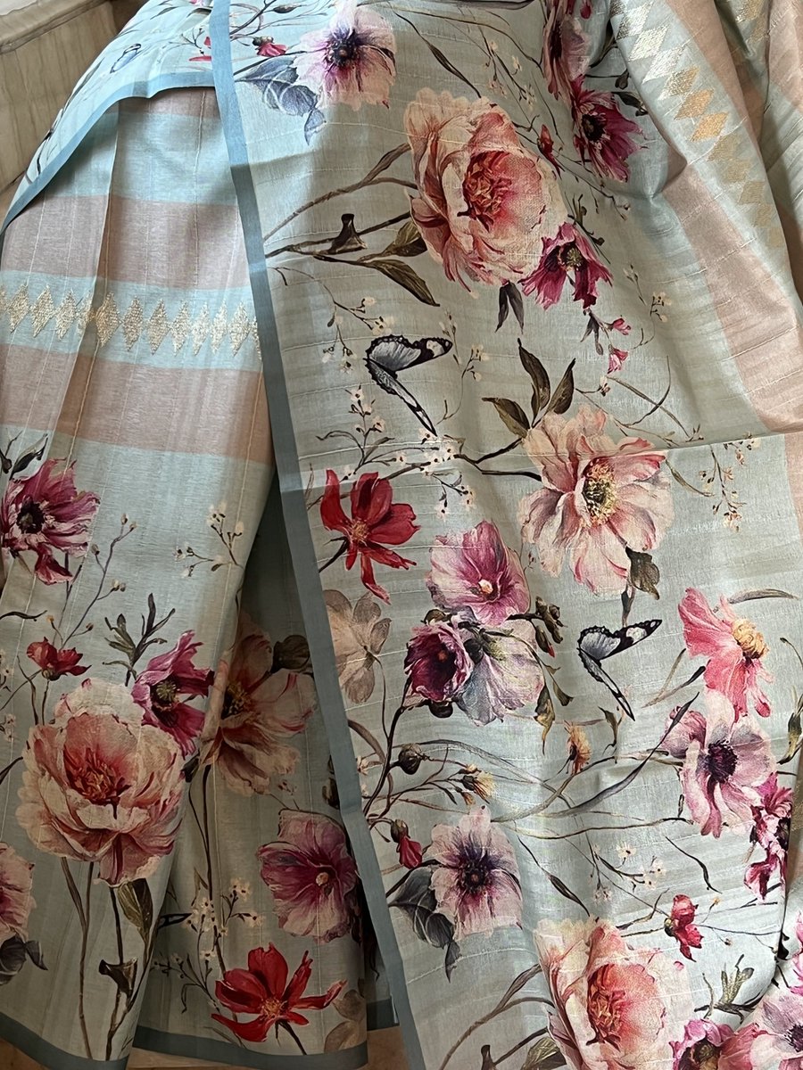 sohumsutras's tweet image. Draped in tales of ethereal charm, my tussar saree weaves a narrative of sophistication.  
For more details, contact us on:
WhatsApp +919810530027. ( wa.me/message/IMETRH… )
OR
linktr.ee/sohum_sutras #TussarElegance #FloralFinesse #DigitalPrintMagic #SareeLove #StripedCharm