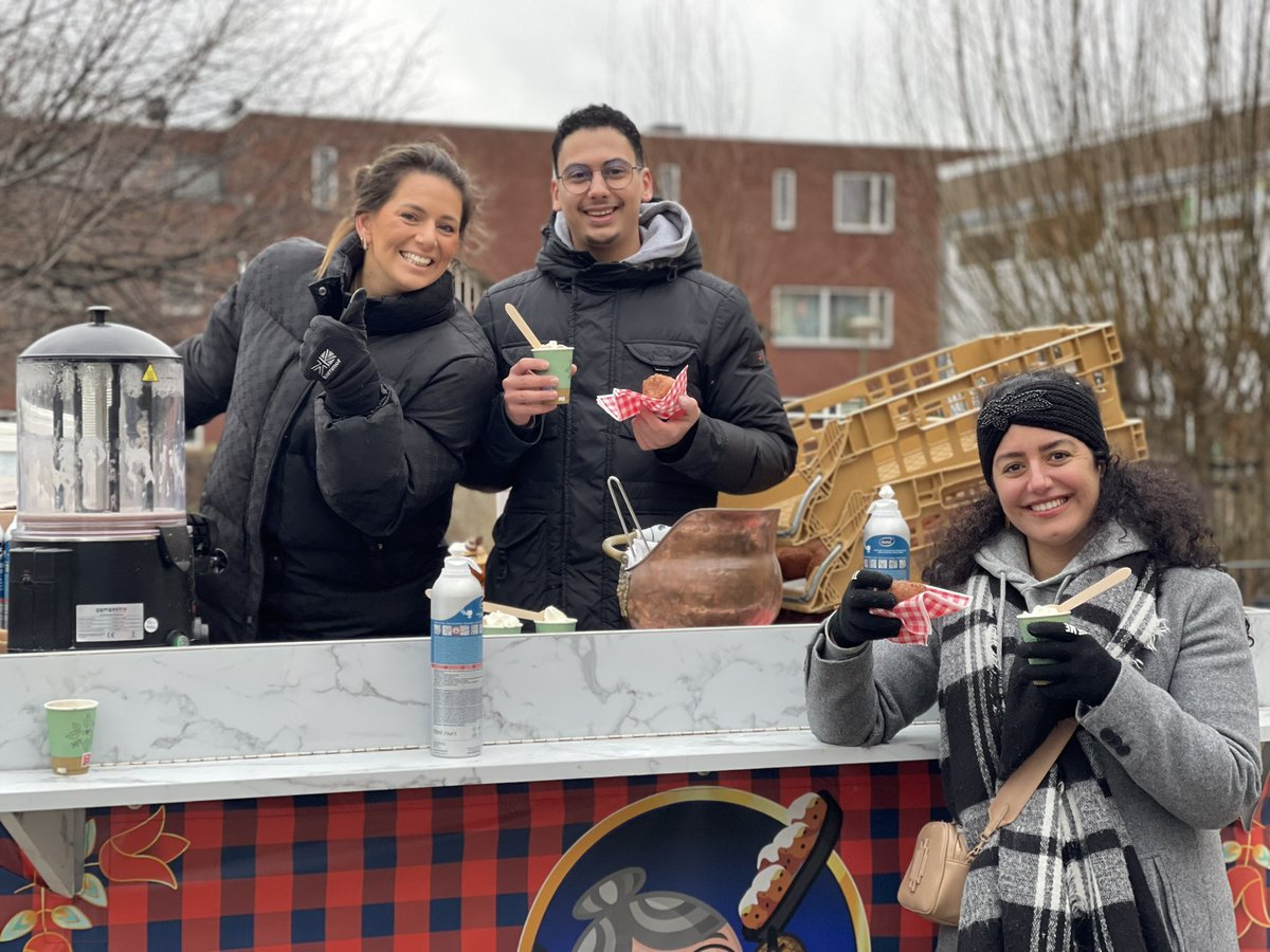 Vanochtend 8.00 uur met verse  koffie en lekkers bij de Anne Frankschool.  Om de leerlingen,juffen en meesters een hart onder de riem te steken. Dit doen we niet alleen! Vanavond een item bij @jeugdjournaal #schoolbrand  <a href="/SuOzdemir/">Sultan Özdemir</a> #veerkracht @balstermartijn @POL_Berestein 🙏🏿