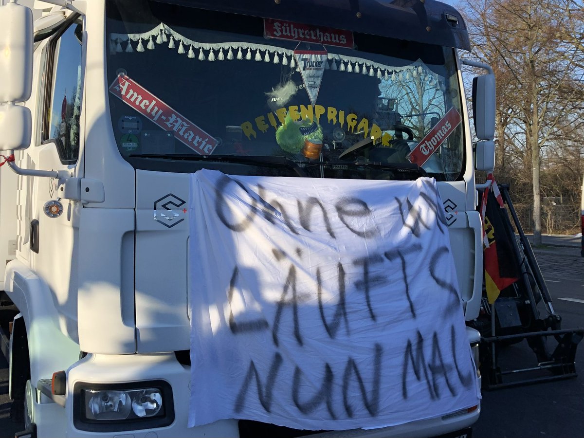 Bei den #Bauernprotesten #b0801 habe ich zahlreiche demokratiefeindliche &amp; rechtsextreme Sprüche &amp; Symbole gefunden. Für die AfD und AfD-nahe Medien wird geworben. Die radikalsten Plakate sind beliebt: immer wieder bleiben Teilnehmer der Demo davor stehen &amp; fotografieren sie.