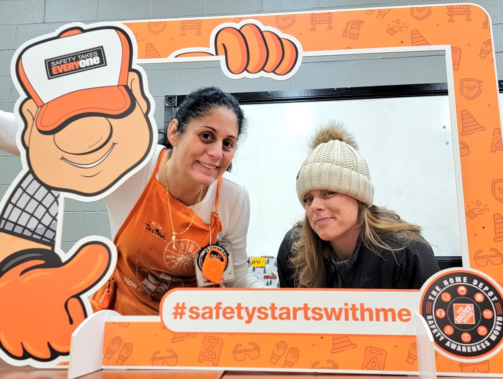 SarahSmiles8483's tweet photo. Safety starts at 3810 with our very own In-Focus Captain( Desiree) and our Opening CXM (Sarah)! 
@brian_elchert @THDjeff @davepwest @homedepot3810 @GonzalezNAngela @Lexminor99 https://t.co/3GJTvQMbKo