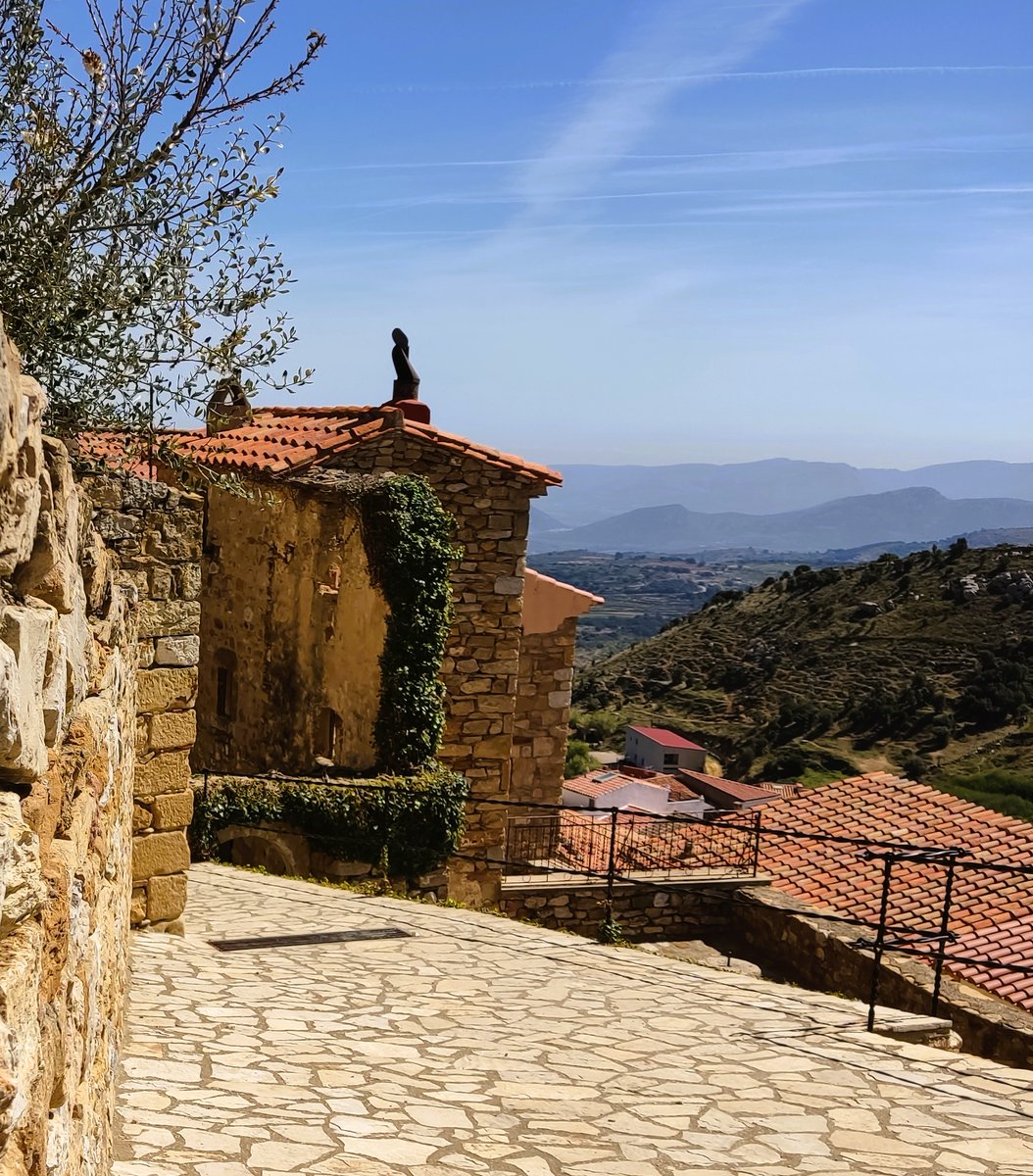 💪🏼 ¡Comenzamos esta semana después de la fiestas navideñas con una bajada considerable de temperaturas 🥶 ! Y parece que, a partir del miércoles, podría regresar la nieve ❄️ a Culla... Seguiremos pendientes de la previsiones meteorológicas. 🔍