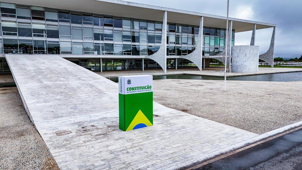 LulaOficial's tweet photo. Democracia inabalada e fortalecida. Neste 8 de janeiro, um ano depois da tentativa de golpe, Palácio do Planalto, Congresso Nacional e Supremo Tribunal Federal reforçam o compromisso com a Constituição do Brasil. A defesa da Carta Magna é dever de todas e de todos. A democracia nos une. Bom dia.

📸 Rubens Gallerani Filho/Audiovisual/PR