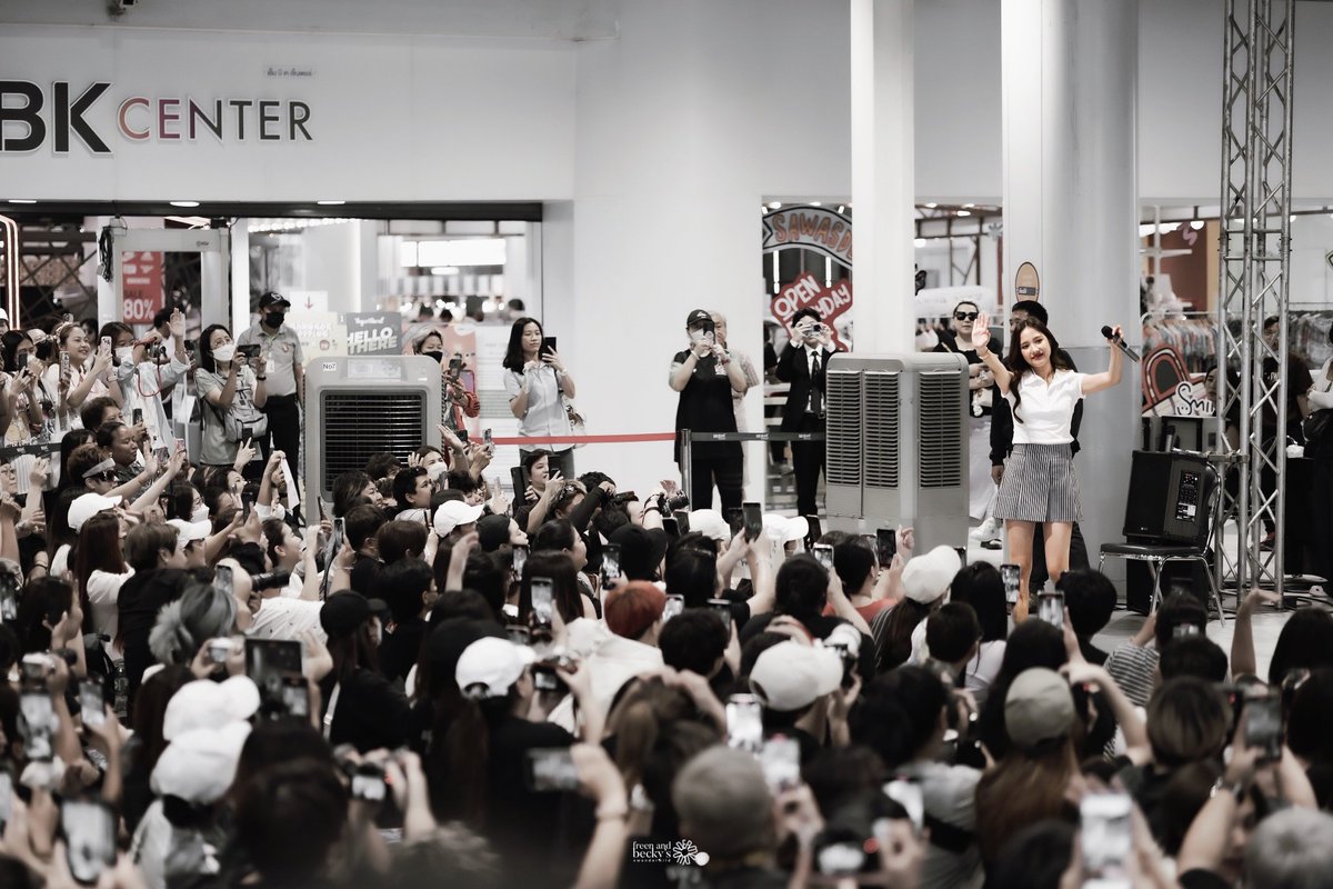 CHONLYz's tweet photo. อ้อมกอดนี้ที่มีแค่เรา..🌷
#srchafreen
#MBKCenterWithFreen https://t.co/jLi2M7aOdW