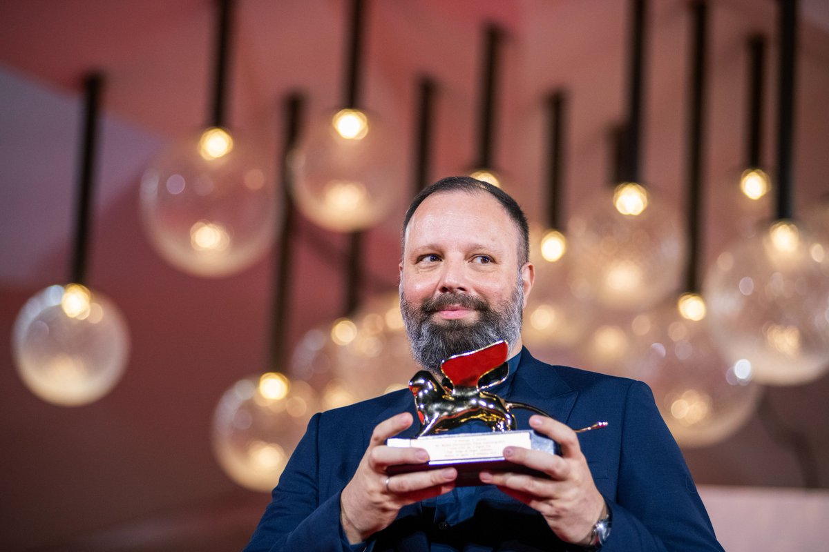 la_Biennale's tweet photo. After winning the Golden Lion at the #BiennaleCinema2023 #Venezia80, @PoorThingsFilm takes home the @goldenglobes for Best Motion Picture – Comedy and Best Performance by a Female Actor in a Motion Picture – Comedy! Congratulations to #YorgosLanthimos, #EmmaStone and the entire film production → https://t.co/JjUvRzcgpn