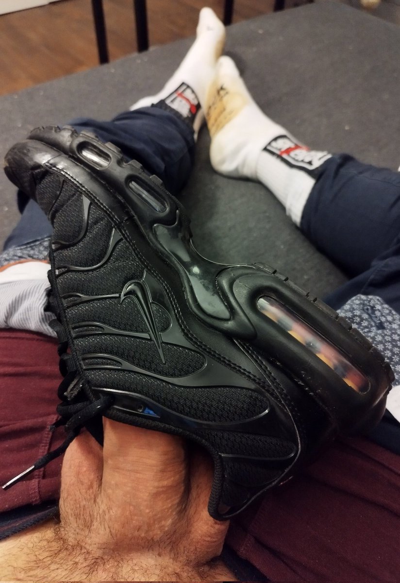 Qui pour remplacer la Tn et venir à mes pieds? 

❤️ pour remplacer la Tn
🔄 pour venir à mes pieds

<a href="/sk8erboy_com/">SK8ERBOY®️ The official Account</a> #kiffeur #kiffeurgay #gay #Tn #cho7 #gayparis #kiffeurparis #odeur #gaymen