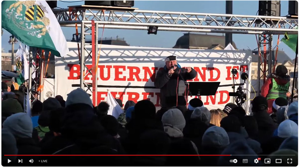 Kurzer Blick nach #Dresden. Hier haben die Bauern die Demo-Orga für den Bauernprotest einfach den Freien Sachsen überlassen. Auf der Bühne #MaxSchreiber & #AndreasHofmann - beides #FreieSachsen und dem rechten Querdenken-Aktivist #MarcusFuchs. #DD0801