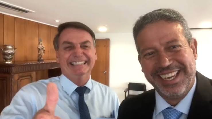 e_legalmente's tweet photo. Do mesmo modo que os governadores, Ronaldo Caiado (GO), Ibanês Rocha (DF), Tarcisio de Freitas (SP), Jorginho Mello (SC), o presidente da Câmara dos Deputados, Arthur Lira, CANCELA sua participação no ato de um ano do 8 de janeiro. Ele alega problemas de saúde na família, engraçado que para lutar por uma fatia dos ministérios ou deliberar sobre verba destinada ao fundo eleitoral ou que tenha relação com o "orçamento secreto" duvido que tenha alguma doença no universo que impeça que ele esteja presente!
Mais uma prova de que o presidente da Câmara dos Deputados não está alinhado ao governo e que fará de tudo para arrancar o que puder em troca de influência.