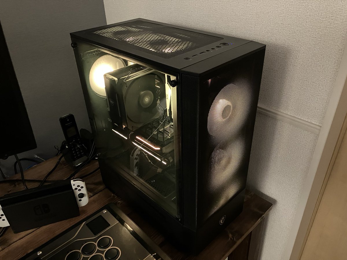 TvTakku's tweet photo. 仏壇PCセット完了〜🙆‍♂️

デスク回りグチャグチャだ💦
片付け方わからんw

#自作PC
#フォートナイト https://t.co/dv9b6sMjDW