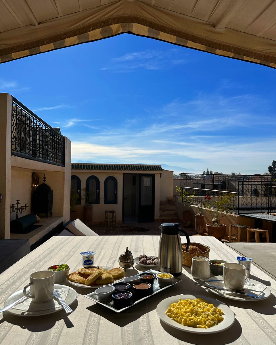 After an early flight, is there anything more comforting than a beautiful breakfast spread like this upon arrival up on the roof in the glorious sunshine? All our guests can look forward to the same treatment when they arrive tomorrow! <a href="/CBeqMacD/">Charles Béquignon-MacDougall</a> <a href="/CBrosnanSoprano/">Charlotte Brosnan</a>