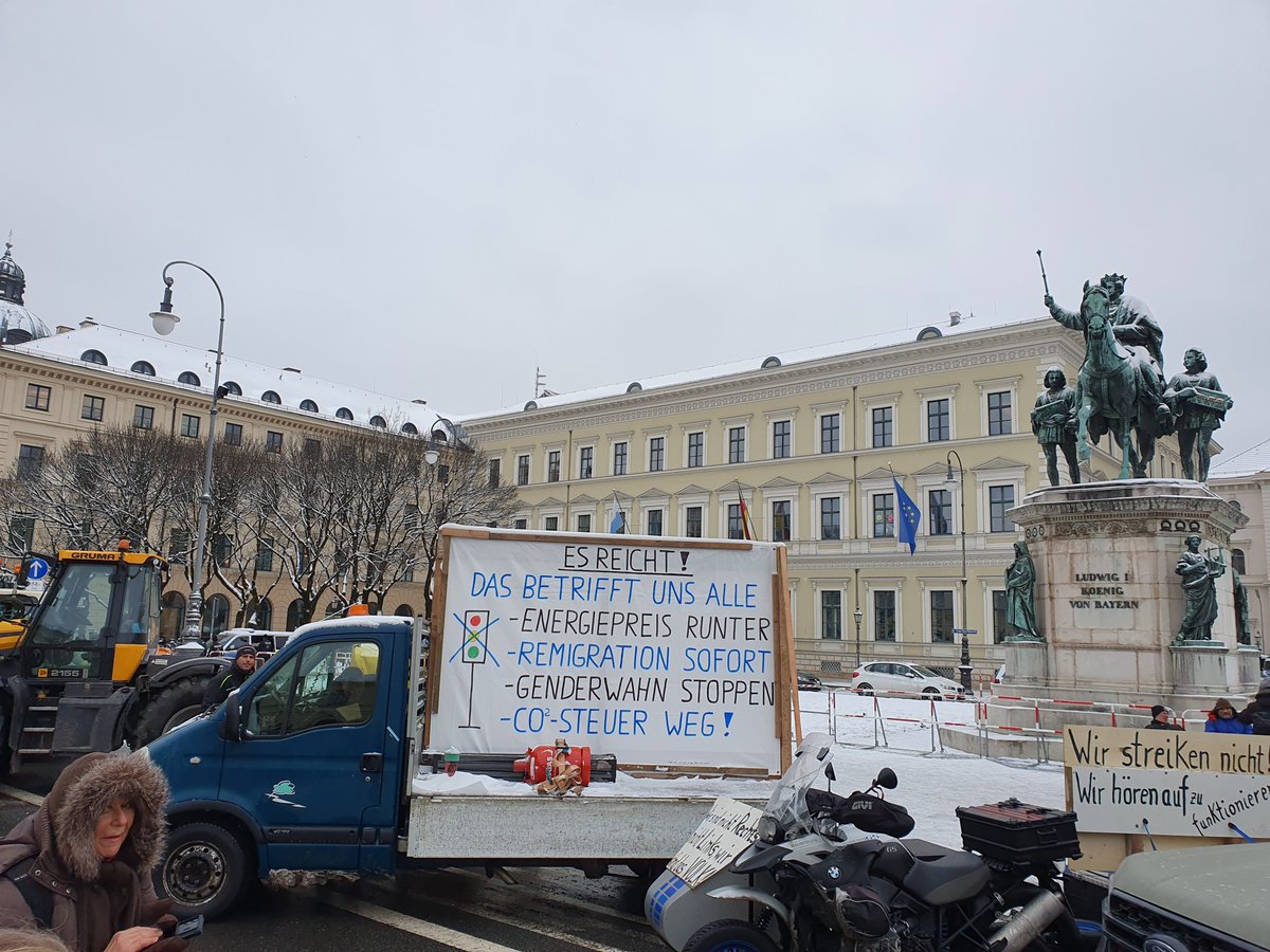 AndreyOldScoll's tweet photo. Impressionen aus #Muenchen #muc0801:

#Bauernproteste 
#Traktoren #Trecker 
#Bauernaufstand 

#Odeonsplatz https://t.co/6EOUOOYyoK