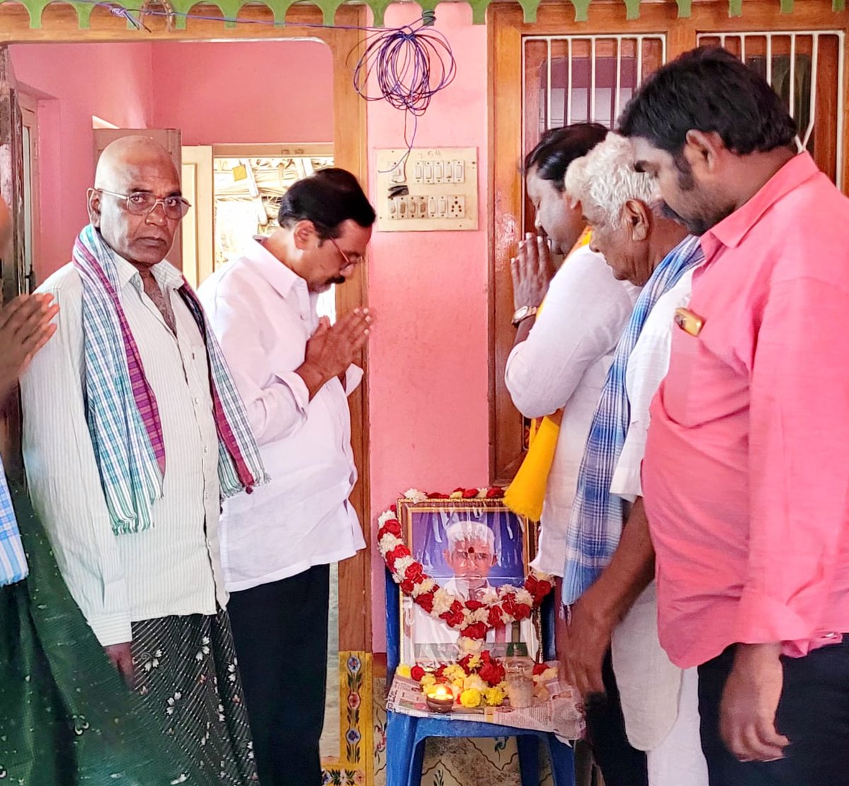 VarlaKumarRaja's tweet photo. ఈ రోజు పమిడిముక్కల మండలం, కూడేరు గ్రామంలో వీర్ల వెంకటేశ్వరరావు గారి పెద్దకర్మ కార్యక్రమంలో పాల్గొని వారి కుటుంబ సభ్యులను పరామర్శించడం జరిగింది.
#మనపామర్రుమనవర్ల #kumarrajavarla #varlaforpamarru #pamarrutdp #TeluguDesamPartypamarru #teamvarla #jaitdp #ManaPamarruManavarla https://t.co/Hu5qOmjOOK