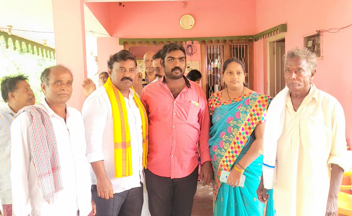 VarlaKumarRaja's tweet photo. ఈ రోజు పమిడిముక్కల మండలం, కూడేరు గ్రామంలో వీర్ల వెంకటేశ్వరరావు గారి పెద్దకర్మ కార్యక్రమంలో పాల్గొని వారి కుటుంబ సభ్యులను పరామర్శించడం జరిగింది.
#మనపామర్రుమనవర్ల #kumarrajavarla #varlaforpamarru #pamarrutdp #TeluguDesamPartypamarru #teamvarla #jaitdp #ManaPamarruManavarla https://t.co/Hu5qOmjOOK