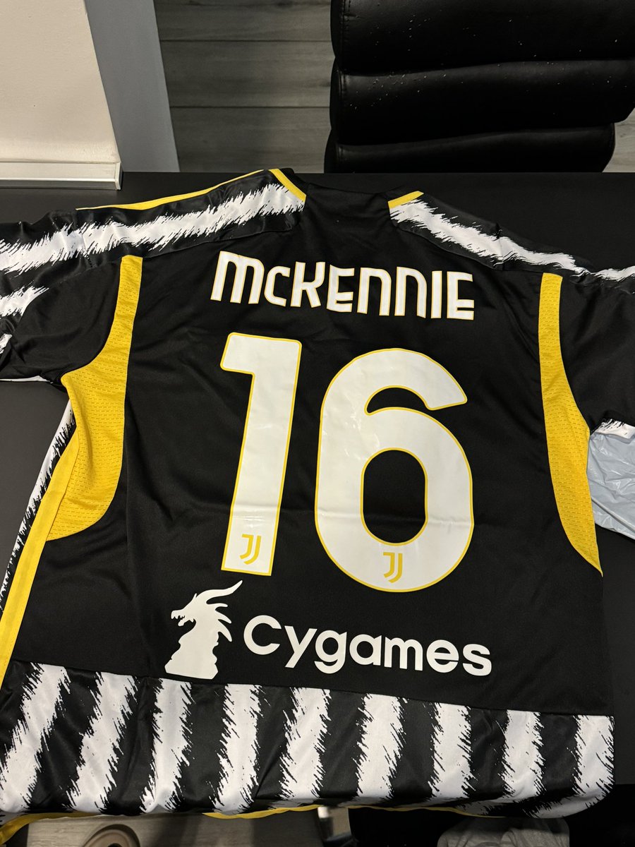 air__just's tweet photo. @romeoagresti @GoalItalia @goal Vedete di fare i seri che ho appena comprato la maglia 😂 https://t.co/gRJWqOL8mr