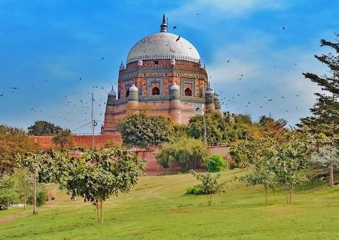 یوں ہی نسبت تو نہیں ہے تیرے ملتان کیساتھ
شمس کے شہر میں کچھ  شمس  نما رہتے ہیں

راکب مختار