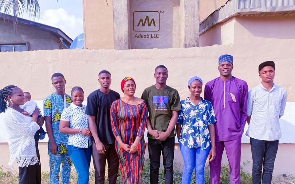 adeotillc's tweet photo. It's our first day of work in the year. 💪

These are the beautiful and competent faces behind our operation.

The people of Adeoti LLC are set to ensure your design and marketing problems are ours. 

Happy New Week! 

#Adeotillc #Monday https://t.co/SXobN83MtF