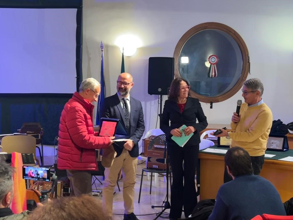 Primo Premio dell'Oliva Itrana a Itri! 🏆🫒 Una serata di assaggio e premiazione, sottolineando il ruolo cruciale dell'Oliva Itrana nel nostro PIL. Grazie a Comune Itri, <a href="/ARSIALlazio/">ARSIAL</a>, e ass Capol per questa straordinaria iniziativa! 🌱#OlivaItrana #Itri #EccellenzaGastronomica