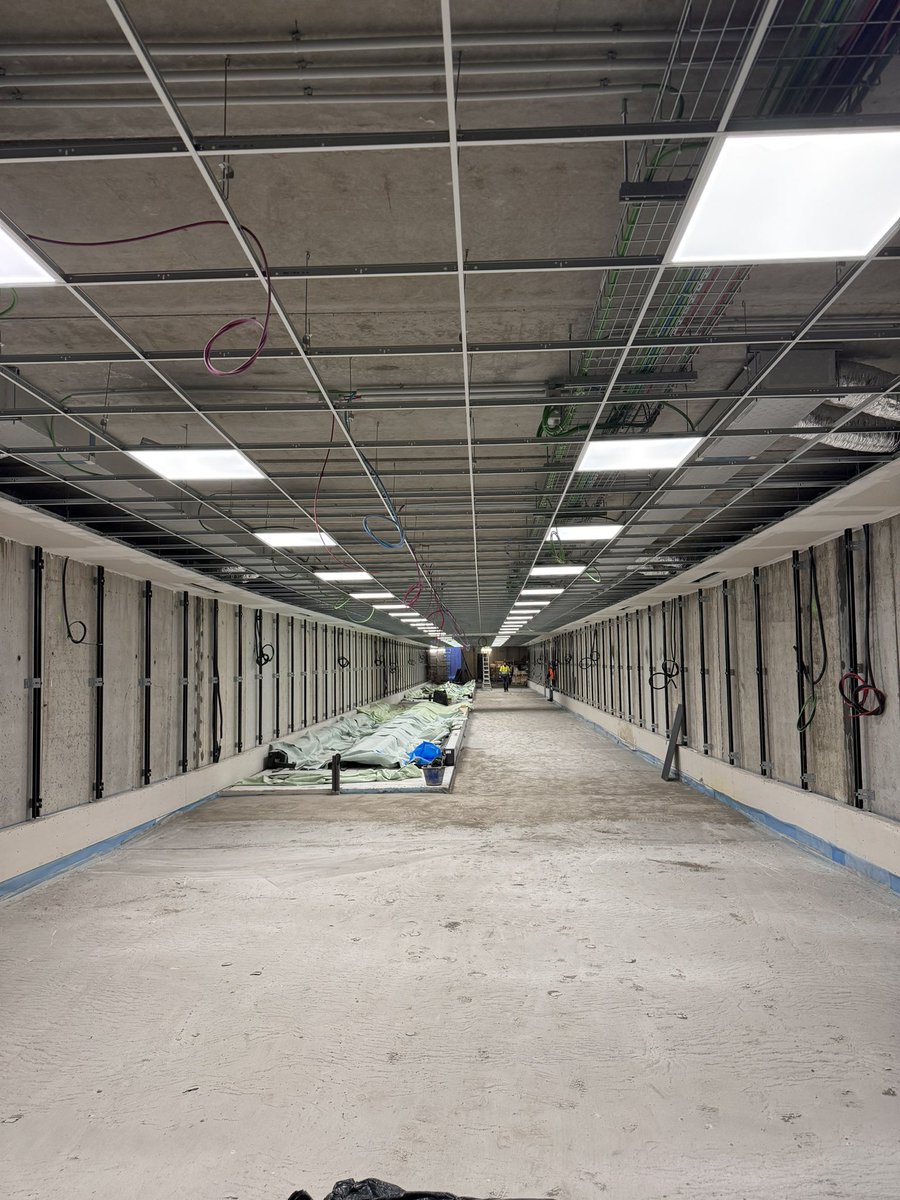 EmiioB's tweet photo. The tunnel linking the terminal to our train station is almost ready. Now we can start dreaming.#milanbergamoairport #trenoperorio#oneworks #carba #sacbo https://t.co/hPnnG9jjGR