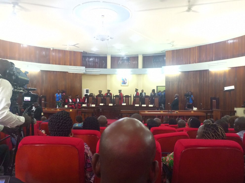 welcome_ngimbi's tweet photo. ⛔⛔ [ ##DIRECT ]

🇨🇩🇨🇩 ##RDC_Présidentielle 2O23 : Début du procès sur le contentieux électoral devant la Cour constitutionnelle ce lundi 08 jan 2O23

Au menu, les affaires Théodore#NGOY C/#CENI et Ehetshe #MPALA David C/CENI. 

Journaliste God's Welcome S. Ngimbi de Nazareth https://t.co/YgCC5j5eyi
