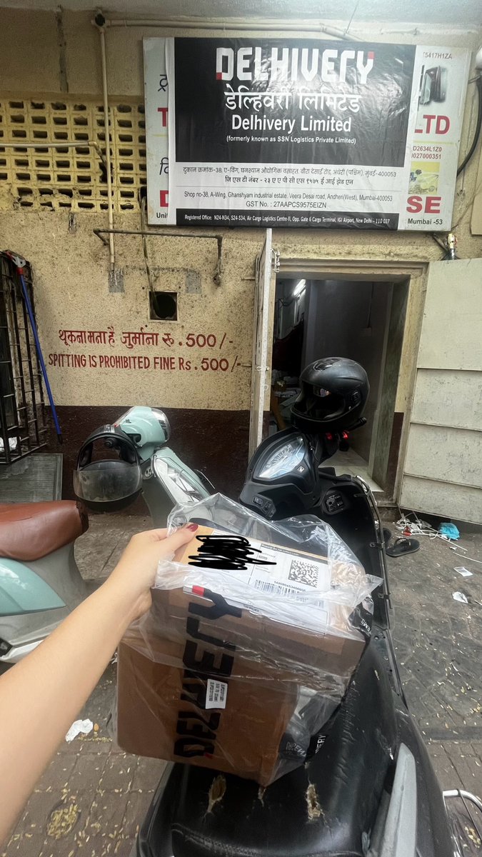 priancat's tweet photo. @barnwalSanjeev @meeshotech  @meesho_support is this the investigation your backend team did with courier company? I myself went to the office &amp; found the items lying there. This raises a question to your credibility. Pls raise a pickup request &amp; refund my money for the items. https://t.co/wQeykHdJlO
