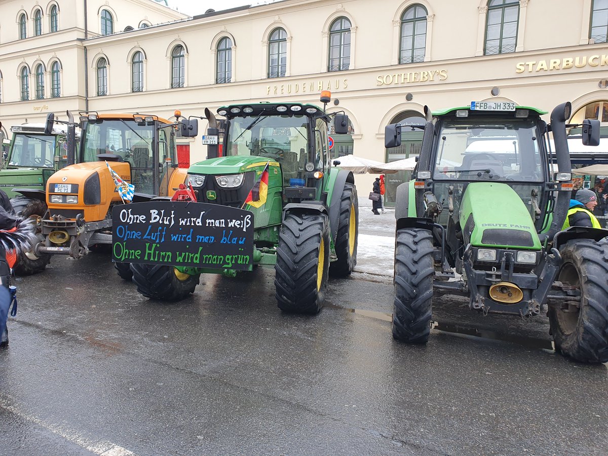 AndreyOldScoll's tweet photo. Weitere Impressionen aus #Muenchen #muc0801:

#Bauernproteste 
#Traktoren #Trecker 
#Bauernaufstand 

#Odeonsplatz https://t.co/4Fs7Y9lBQk