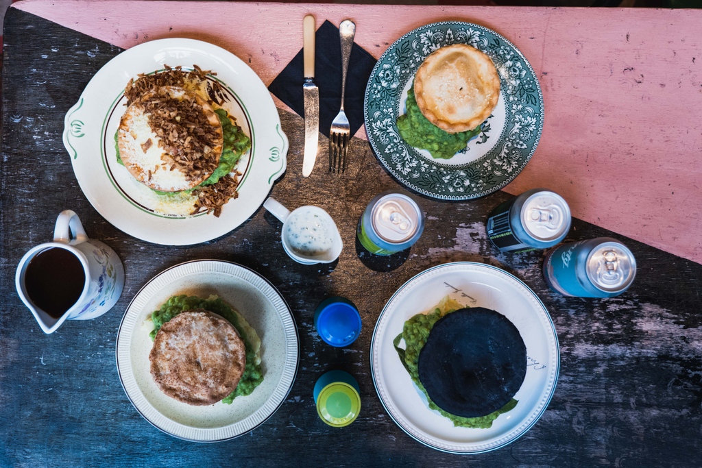 PieVinyl's tweet photo. It’s a chilli Monday!
Join us for some hot fresh locally produced traditional contemporary Pie and mash and a flick through the crates.
#warmyoursoul #perfectpie
#monday #indies #southsea #recordshop #pie #pieandvinyl https://t.co/tzmqHsvwqO