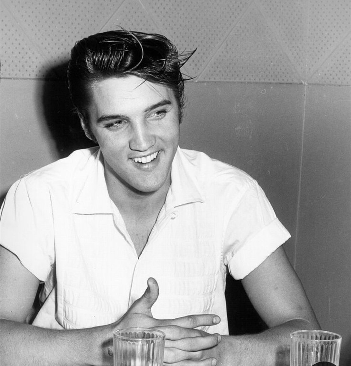 MrsScott2017's tweet photo. Happy 89th birthday to the King of Rock N Roll, Elvis Presley! Thank you for music and bringing me to the most amazing people who are now family ❤️ @siriusxmelvis  @ElvisPresley @VisitGraceland #elvispresley #happybirthday https://t.co/WXzaZX838v