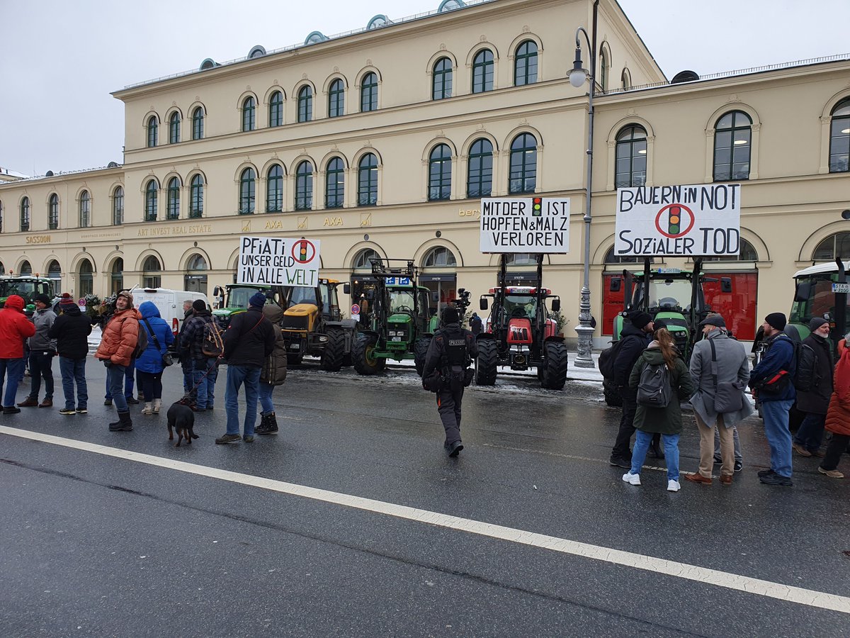 AndreyOldScoll's tweet photo. Nochmal Impressionen aus #Muenchen #muc0801:

#Bauernproteste 
#Traktoren #Trecker 
#Bauernaufstand 

#Odeonsplatz https://t.co/iNKvxPMDLb
