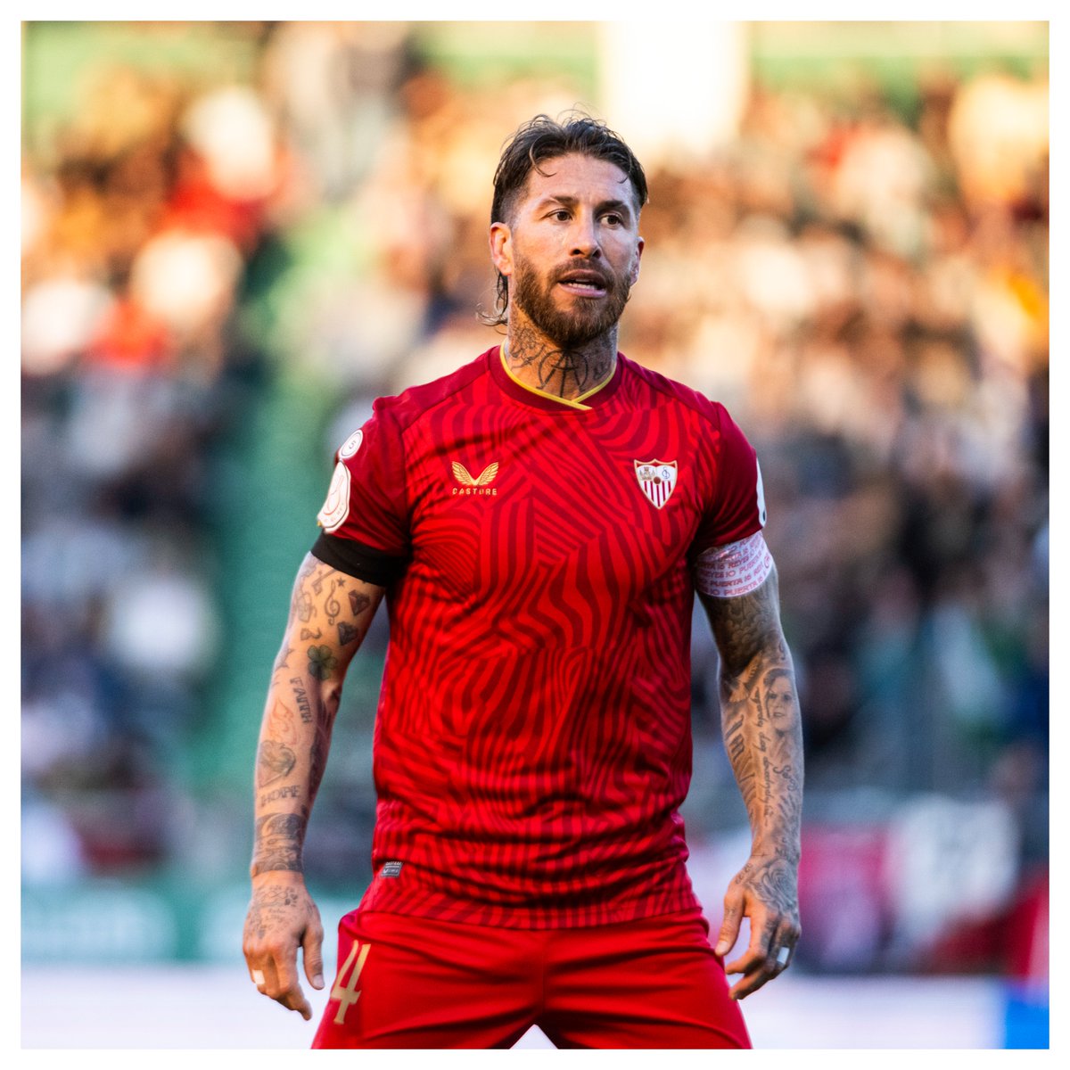 Ambientazo ayer en A Malata para disfrutar de un <a href="/racingferrolsad/">Racing Club Ferrol</a> v <a href="/SevillaFC/">Sevilla Fútbol Club</a> , en el que el previsiblemente favorito, tuvo que sudar para vencer a los ferrolanos. 
Este equipo y esta afición demostraron estar a la altura y mantuvieron la eliminatoria en vivo hasta el final.
