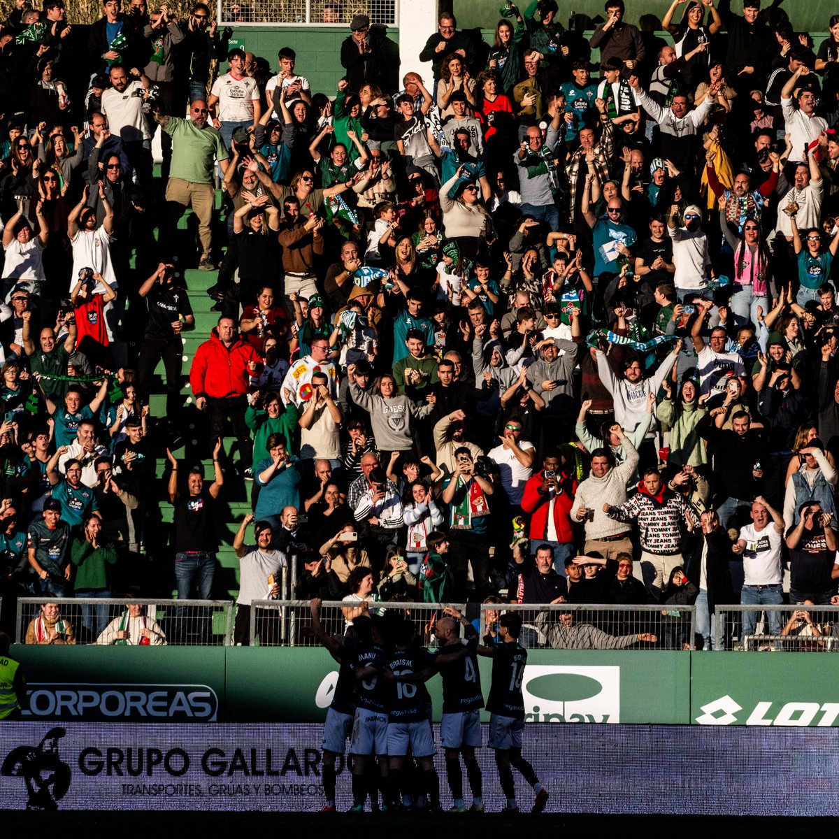 brunopenas_'s tweet photo. Ambientazo ayer en A Malata para disfrutar de un @racingferrolsad v @SevillaFC , en el que el previsiblemente favorito, tuvo que sudar para vencer a los ferrolanos. 
Este equipo y esta afición demostraron estar a la altura y mantuvieron la eliminatoria en vivo hasta el final. https://t.co/hPqE9z9jNy