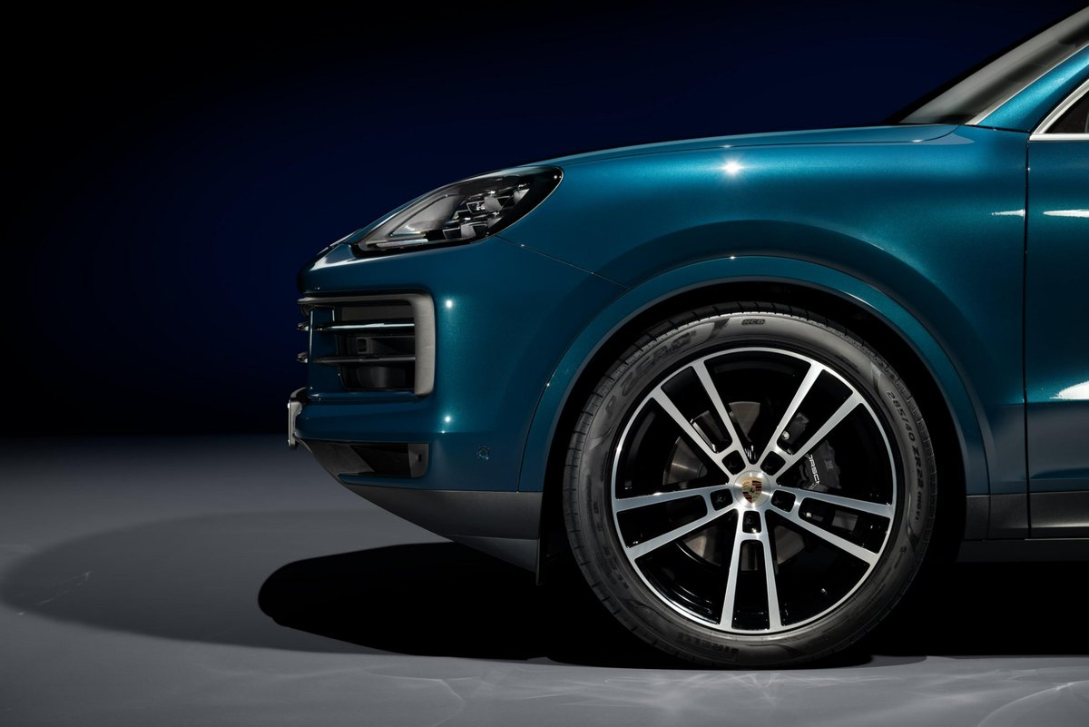 #Pirelli has been confirmed as original equipment for the new Porsche Cayenne, expanding the collaboration between Pirelli and Porsche, with products from the #PZero range available for every wheel size on the model. Read more👉 press.pirelli.com/pirelli-develo…