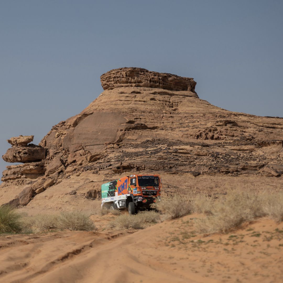 GloobalRenting's tweet photo. 🌟 Por segundo año consecutivo, #Gloobal colabora con KH-7 ECOVERGY, el primer camión del #rallyDakar que corre con hidrógeno.
🔝 Este fin de semana el equipo español ha superado con nota el debut de la categoría Mission 1000.
#kh7sport #innovacion #sostenibilidad #rally https://t.co/JOrKPZGIiL