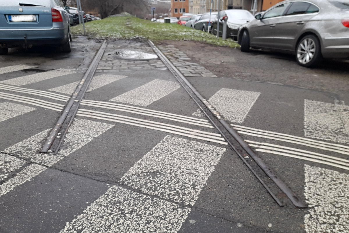 BrnenskyDenik's tweet photo. Koleje do nikam. Jedno z míst v #Brno, kde železniční koleje ústí do silnice, v níž najednou končí. V tomto případě se jedná o v 60. letech zaniklou vlečku nedalekého vojenského oděvního skladu v #KrPole. Znáte další podobné místo v Brně? 😉 https://t.co/cdENMwUl56