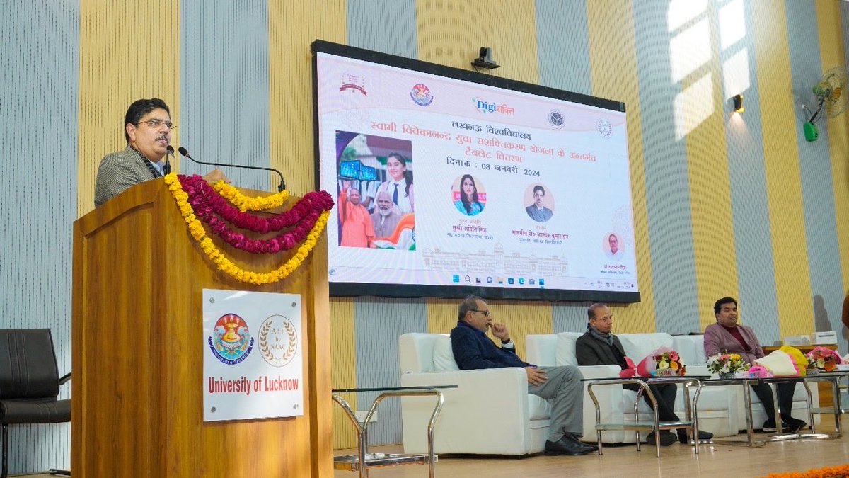 profalokkumar's tweet photo. Participated in Tablet distribution to https://t.co/8IpjV2wnJv students under DigiShakti program in the university today. https://t.co/BtVkaeWlE5