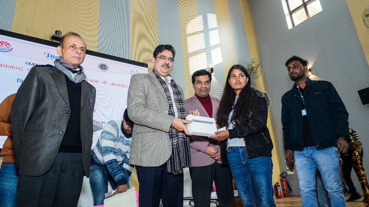 profalokkumar's tweet photo. Participated in Tablet distribution to https://t.co/8IpjV2wnJv students under DigiShakti program in the university today. https://t.co/BtVkaeWlE5