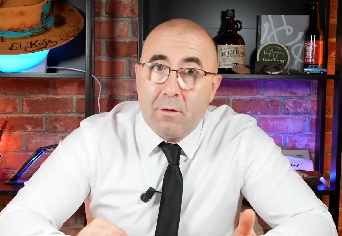 WidowMak3r's tweet image. Sezar con camisa y corbata es igual que Mortadelo