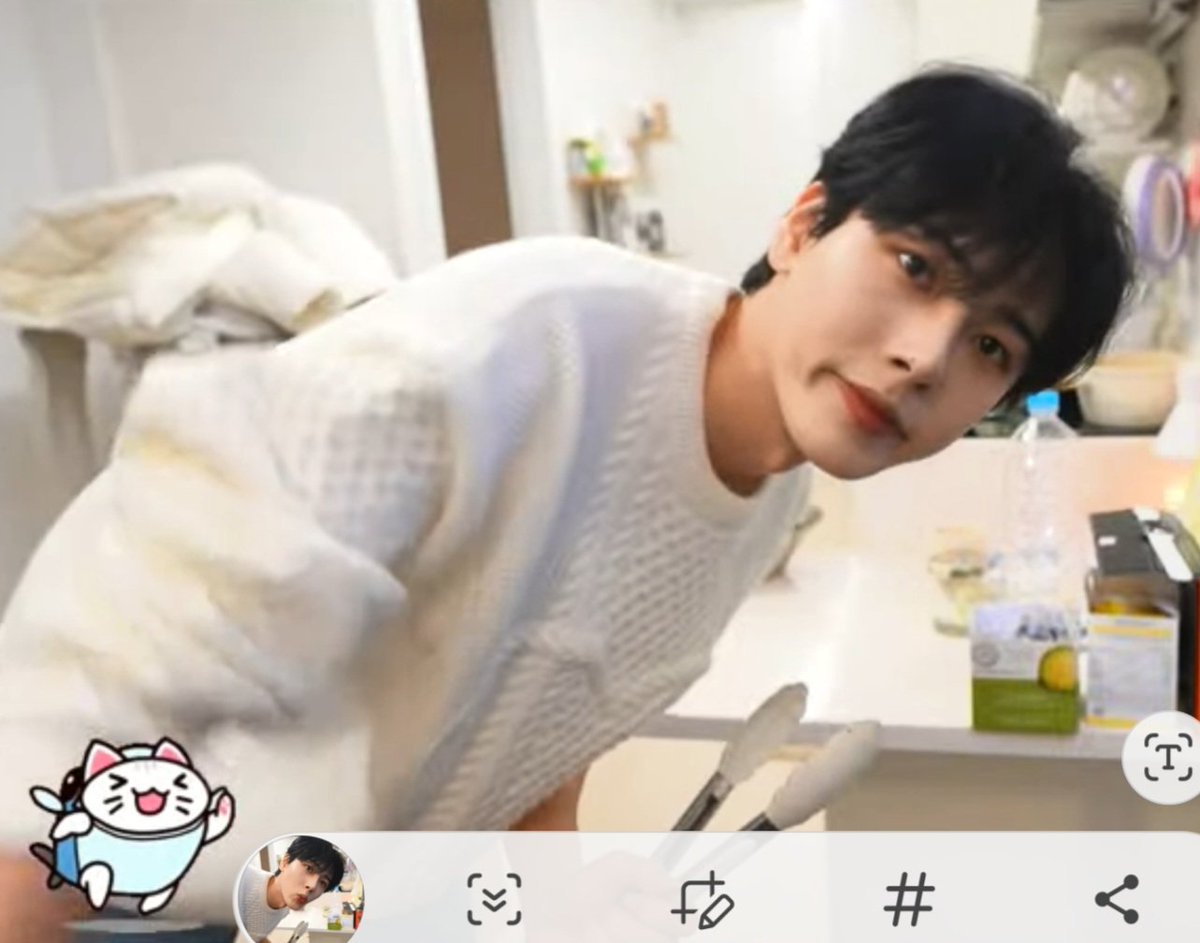 Mhixeako's tweet photo. Watching the live stream of  Baby #JUNGHYUN on YouTube. I am smiling while he is cooking and cleaning at the kitchen Enjoy your evening and God bless you always🙏😊🫠 #Konanhihi #KOHI_LADY  #KOHI #Beomings https://t.co/VMyJ2DpKd1