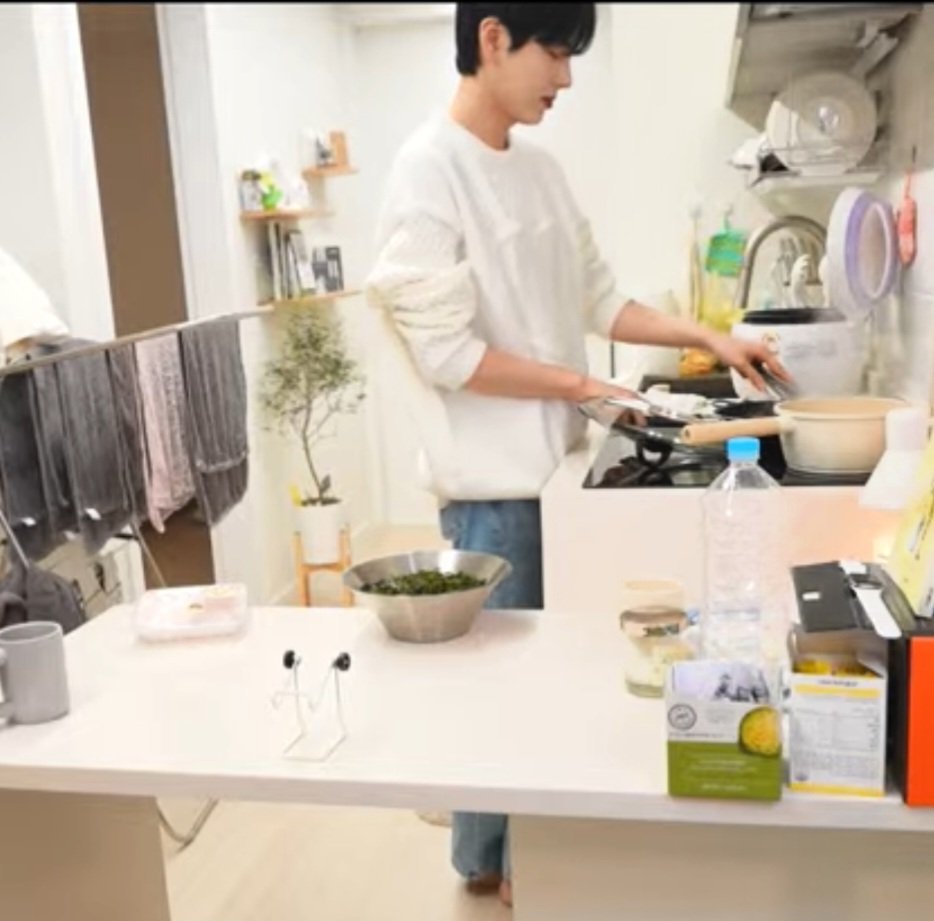 Mhixeako's tweet photo. Watching the live stream of  Baby #JUNGHYUN on YouTube. I am smiling while he is cooking and cleaning at the kitchen Enjoy your evening and God bless you always🙏😊🫠 #Konanhihi #KOHI_LADY  #KOHI #Beomings https://t.co/VMyJ2DpKd1