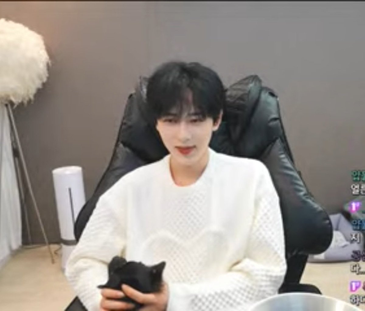 Mhixeako's tweet photo. Watching the live stream of  Baby #JUNGHYUN on YouTube. I am smiling while he is cooking and cleaning at the kitchen Enjoy your evening and God bless you always🙏😊🫠 #Konanhihi #KOHI_LADY  #KOHI #Beomings https://t.co/VMyJ2DpKd1
