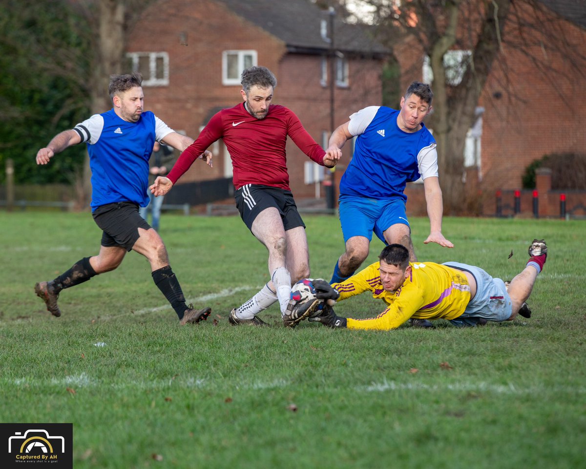 Capturedby_AH's tweet photo. Moseley Redbulls took on great Barr eagles and booked there place in the quarter finals of The Senior Cup ⚽️🏆

📸@Capturedby_AH https://t.co/EqHL6SSrj3