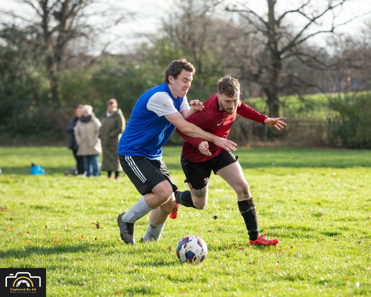 Capturedby_AH's tweet photo. Moseley Redbulls took on great Barr eagles and booked there place in the quarter finals of The Senior Cup ⚽️🏆

📸@Capturedby_AH https://t.co/EqHL6SSrj3