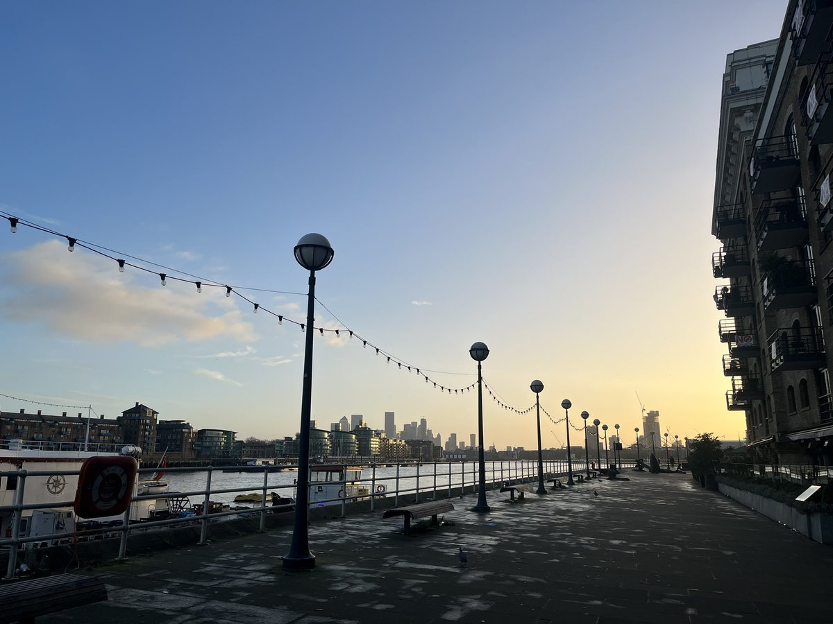 Libby_Burgess's tweet photo. Last week’s challenge: remember how to play piano. Approach: spend all day out on foot, getting blood pumping, being inspired by sky/river/city, knowing this will aid this year’s music-making as much as scales. (Did those too just to be safe.) #makingexcuses #holisticmusician https://t.co/itcNfNfnik