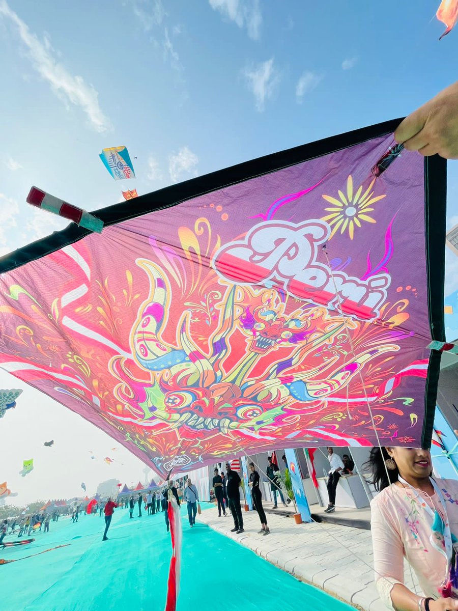 FinancialXpress's tweet photo. Hundreds of master #kitemakers, teams of pilots and contestants coming from all over the world including a team from South American nation #Peru participated in the inauguration of the Ahmedabad International Kite Festival.

Read More : https://t.co/lZRTTAs4Te  

@Huma_Siddiqui https://t.co/gJLDA2xkC4