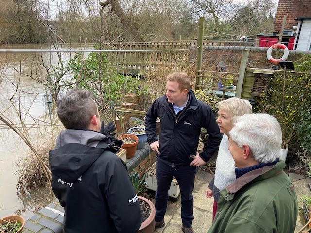 EnvAgencyMids's tweet image. Minister for floods @_RobbieMoore has visited Alney Island #Gloucestershire this morning.

Along with the MP for Gloucester, @RichardGrahamUK and Environment Agency team members, he's been meeting residents to find out about the extent of #flooding from the #RiverSevern.