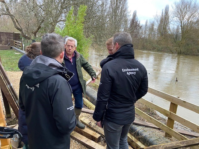 EnvAgencyMids's tweet image. Minister for floods @_RobbieMoore has visited Alney Island #Gloucestershire this morning.

Along with the MP for Gloucester, @RichardGrahamUK and Environment Agency team members, he's been meeting residents to find out about the extent of #flooding from the #RiverSevern.