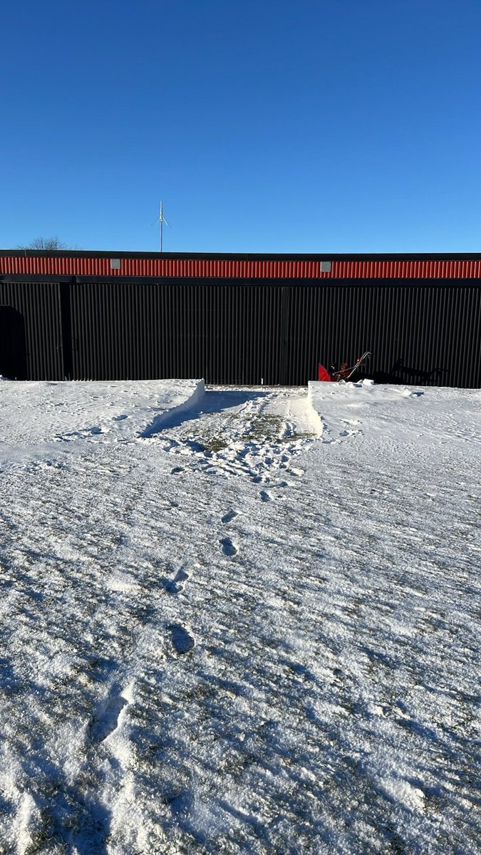 mangemol's tweet photo. @Ongaunited Tyvärr inte låset som frusit utan 10m skjutport mot mark.. iaf slungat så jag kommer ut när porten löst sig👍🏻 https://t.co/7OlERNo1if